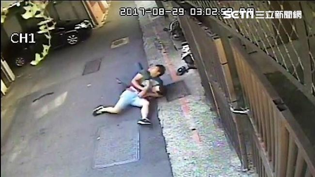 街頭販毒遇警逃　慘遭袈裟技壓制逮捕