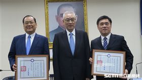 國民黨主席吳敦義致贈曾永權、郝龍斌兩人副主席證書。（記者盧素梅攝）
