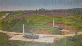 近日網路流出一張共軍「東風15 」飛彈陣地照片，陣地有7輛飛彈發射車同時豎起，非常罕見。1995至1996年台海危機時，共軍當時至少發射10枚東風15短程飛彈到台灣本島周邊海域。
（圖／新浪軍事網）東風15,飛彈,發射車,台海危機,火箭軍,短程彈道飛彈,