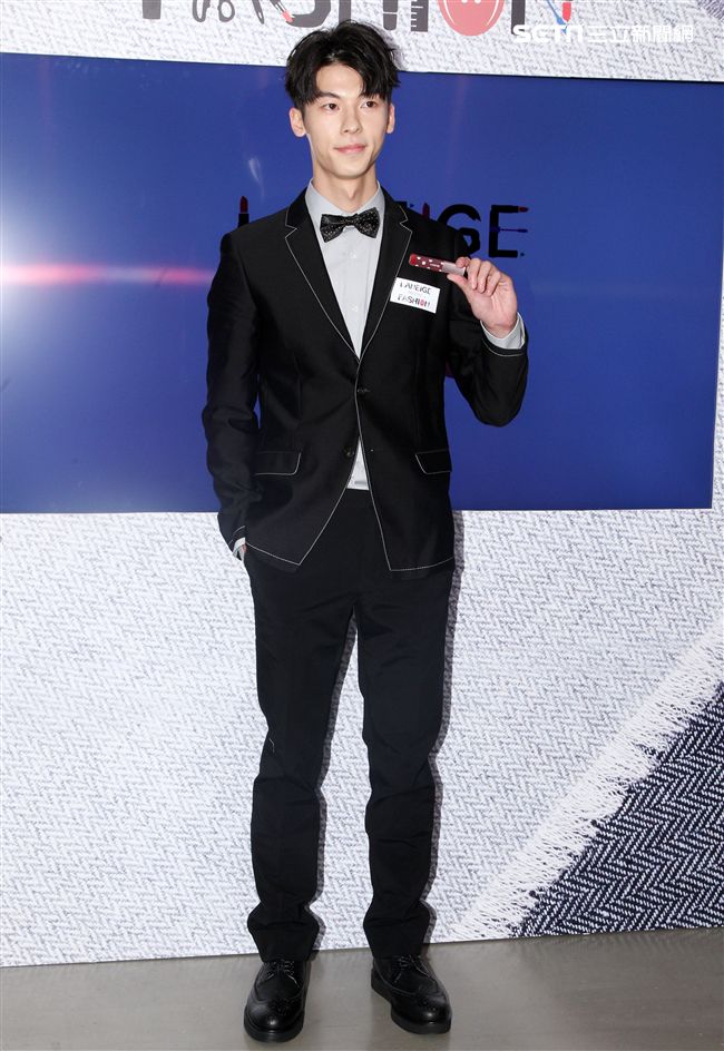 入圍本屆金鐘獎最佳男配角的許光漢，憑著真實演技在戲劇界大放異彩。（記者邱榮吉/攝影）