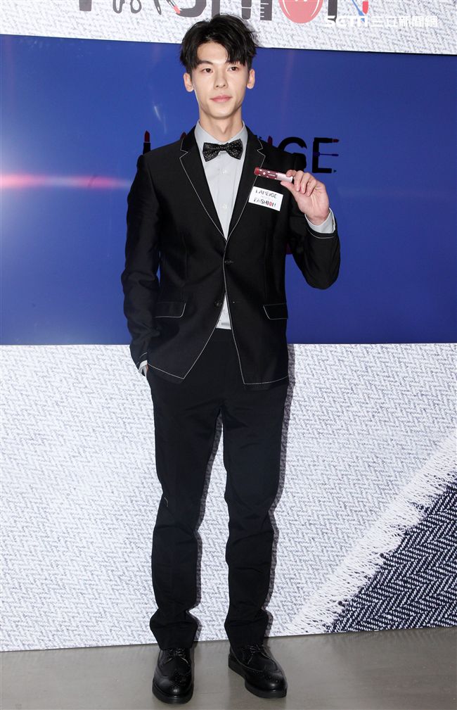 入圍本屆金鐘獎最佳男配角的許光漢，憑著真實演技在戲劇界大放異彩。（記者邱榮吉/攝影）