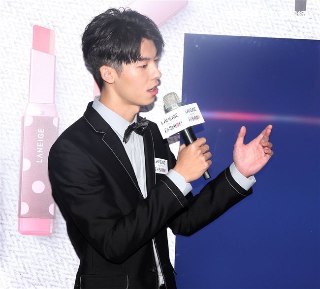 入圍本屆金鐘獎最佳男配角的許光漢，憑著真實演技在戲劇界大放異彩。（記者邱榮吉/攝影）