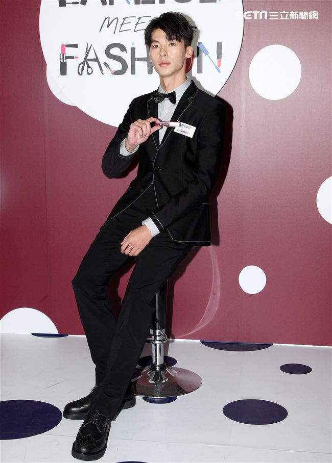 入圍本屆金鐘獎最佳男配角的許光漢，憑著真實演技在戲劇界大放異彩。（記者邱榮吉/攝影）