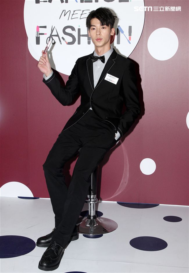 入圍本屆金鐘獎最佳男配角的許光漢，憑著真實演技在戲劇界大放異彩。（記者邱榮吉/攝影）