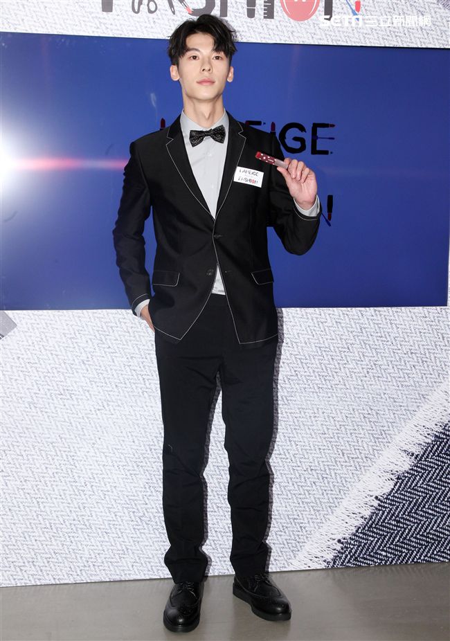 入圍本屆金鐘獎最佳男配角的許光漢，憑著真實演技在戲劇界大放異彩。（記者邱榮吉/攝影）