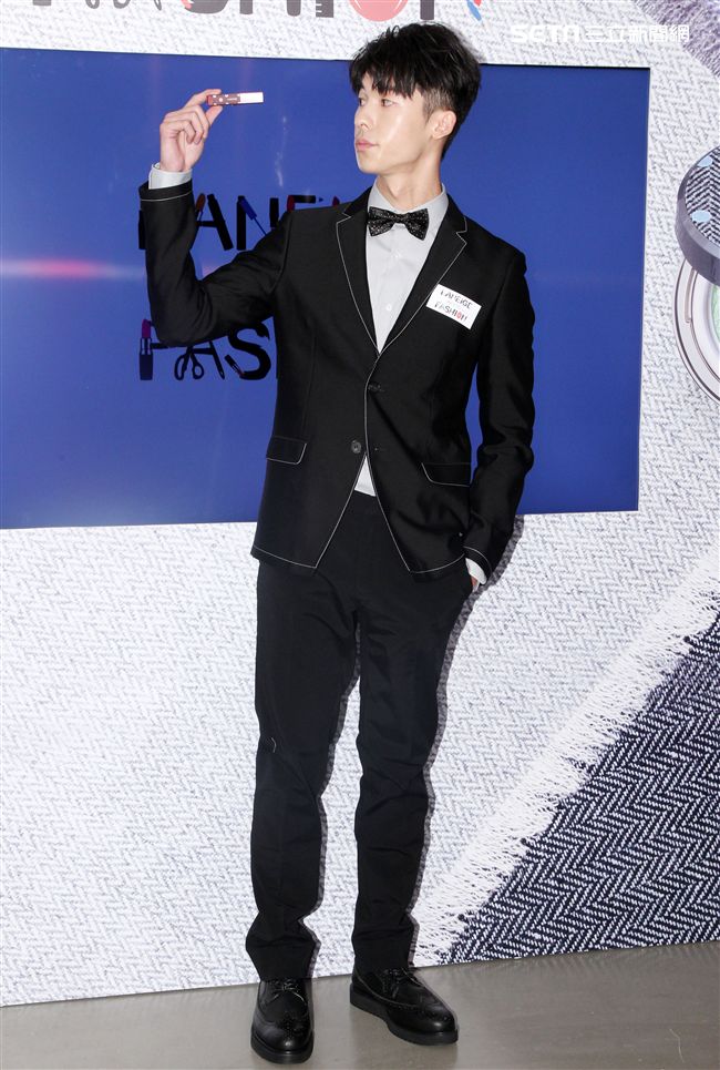 入圍本屆金鐘獎最佳男配角的許光漢，憑著真實演技在戲劇界大放異彩。（記者邱榮吉/攝影）