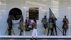 7月景氣燈號續亮黃藍燈（1）國家發展委員會28日公布7月景氣對策信號，綜和判斷分數為22分，燈號繼續維持代表景氣轉向的黃藍燈，是連續第4個月的黃藍燈，顯示國內景氣復甦力道雖尚待加強，但審慎樂觀。中央社記者鄭傑文攝　106年8月28日