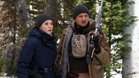 極地追擊,傑瑞米雷納,伊莉莎白歐森／海樂影業提供