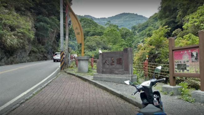 男大生摔車遭貨車爆頭亡　友目睹痛哭