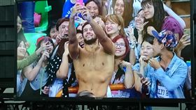 義大利水球選手和觀眾同樂（圖／翻攝畫面）