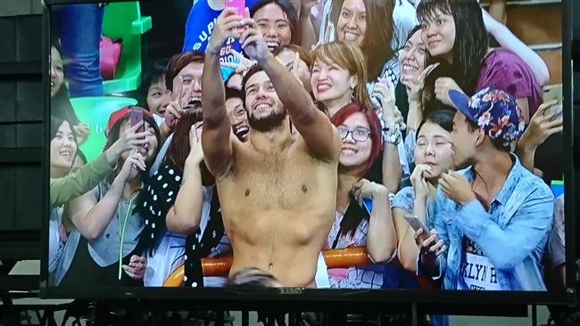 最愛水球！義選手衝觀眾席與球迷同樂