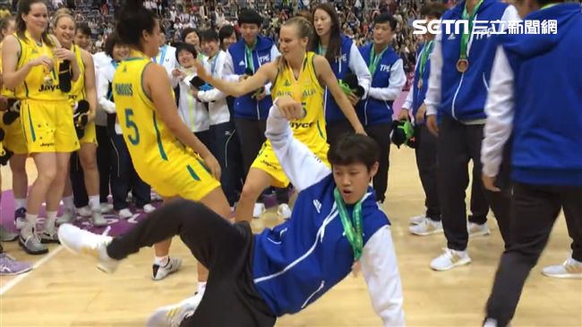世大運女籃　台日澳球員賽後同歡尬舞