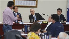 國民黨：8月薪資晚間到位  31日發放中國國民黨主席吳敦義（後中）20日就任黨主席，30日下午首次主持中常會，有中常委當場詢問8月黨工薪水有無著落，副主席曾永權（後左）表示，經過黨主席辛苦奔波籌措，黨工8月薪資新台幣3000萬元晚間可順利到位，31日發放。中央社記者裴禛攝  106年8月30日