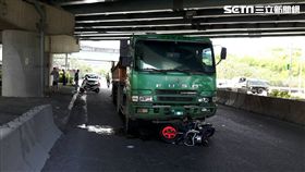 砂石車撞上機車騎士遭拖行20公尺。（圖／翻攝畫面）