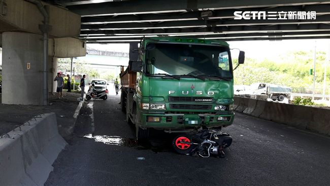 騎士遭砂石車撞上　拖行20公尺死亡
