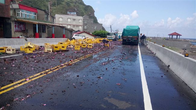 貨車轉彎米酒撒落　民笑稱好兄弟想喝