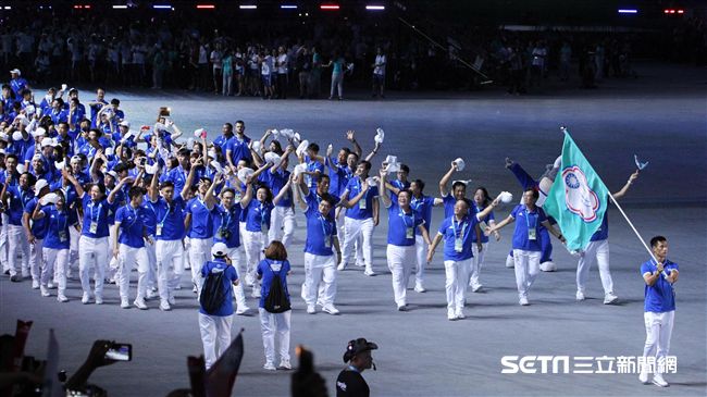 閉幕運動員進場　中華代表團金光閃閃