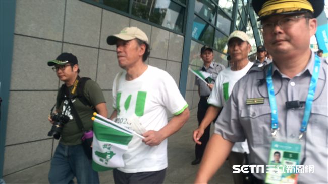 帶台獨旗進會場！蔡丁貴遭警方請出場