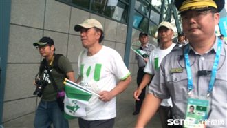 帶台獨旗進會場！蔡丁貴遭警方請出場
