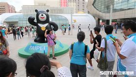 閉幕式場外民眾搶和熊讚雕像拍照。（圖／記者王怡翔攝）