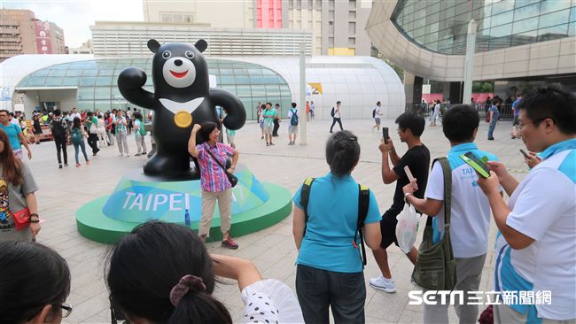 閉幕式場外大排長龍　民眾搶和他拍照