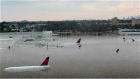 颶風,假新聞,鯊魚,機場,淹水,哈維,美國　圖／翻攝自推特