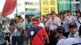 世大運閉幕式發生零星衝突，總計有13個民間團體到場抗議，警方逮捕高舉國旗鬧場的藍天行動聯盟的楊思聖及繆德生，送往內湖分局保護管束。（楊忠翰攝）