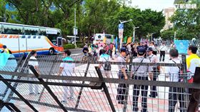  世大運閉幕式發生零星衝突，總計有13個民間團體到場抗議，警方逮捕高舉國旗鬧場的藍天行動聯盟的楊思聖及繆德生，送往內湖分局保護管束。（楊忠翰攝）