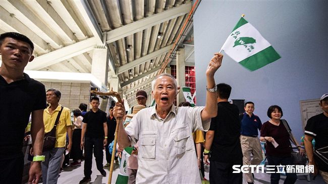 高喊口號！台灣國成員持旗幟進閉幕式