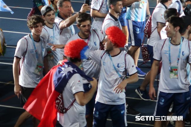 世大運閉幕式，阿根廷選手披台灣國旗進場 圖／記者王怡翔攝