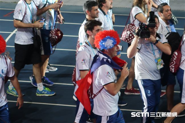 世大運閉幕式，阿根廷選手披台灣國旗進場 圖／記者王怡翔攝