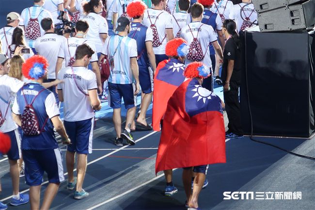 世大運閉幕式，阿根廷選手披台灣國旗進場 圖／記者王怡翔攝