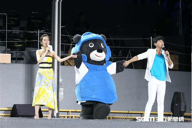 世大運閉幕式，中華隊選手上台接受掌聲 圖／記者邱榮吉攝