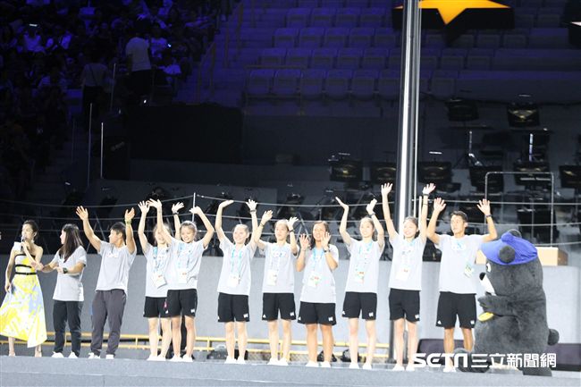 世大運閉幕式，中華隊選手上台接受掌聲 圖／記者邱榮吉攝