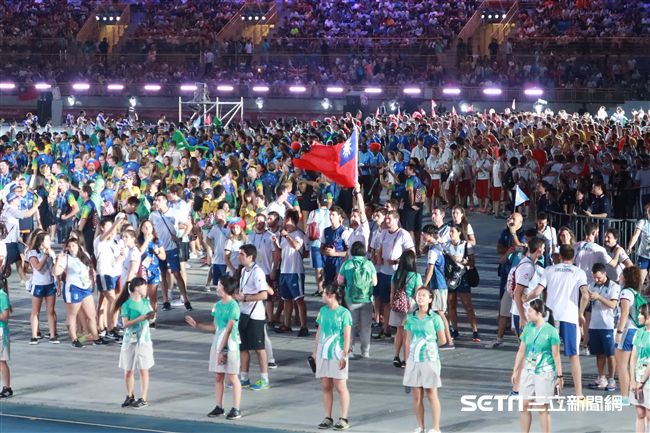 世大運閉幕式，選手揮舞台灣國旗進場 圖／記者王怡翔攝