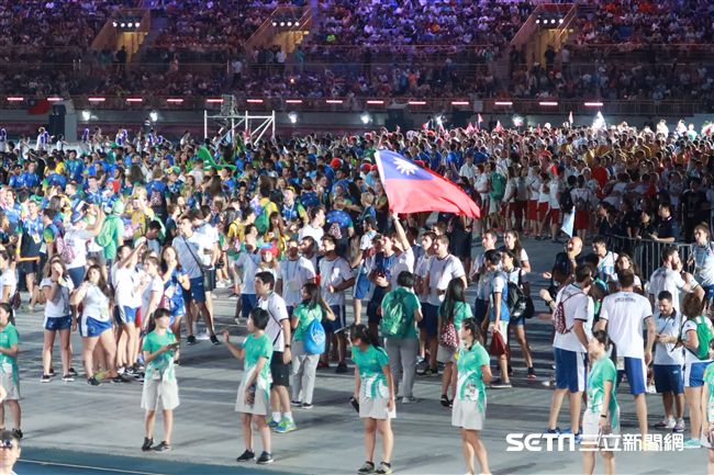 世大運閉幕式，選手揮舞台灣國旗進場 圖／記者王怡翔攝