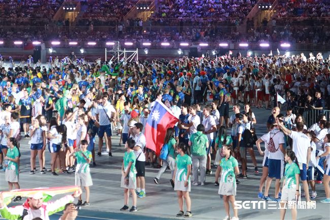 世大運閉幕式，選手揮舞台灣國旗進場 圖／記者王怡翔攝