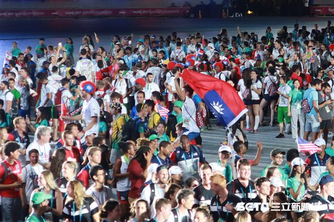 世大運閉幕式，選手揮舞台灣國旗進場 圖／記者王怡翔攝
