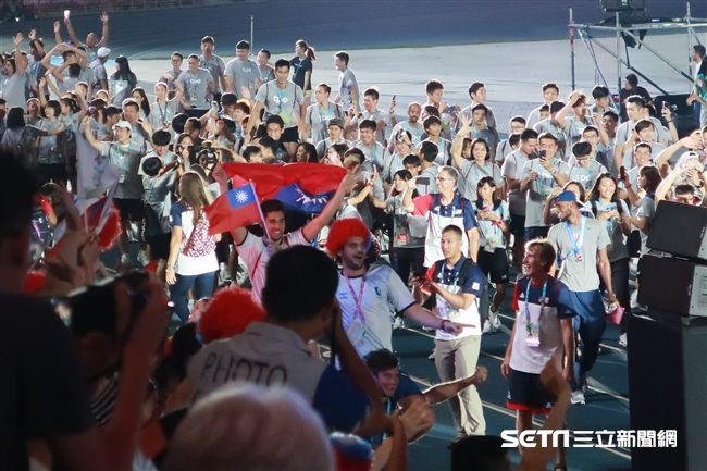 世大運閉幕式，選手揮舞台灣國旗進場 圖／記者王怡翔攝