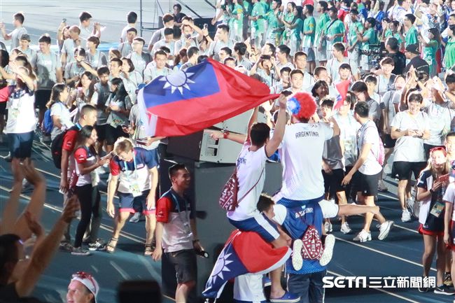 世大運閉幕式，選手揮舞台灣國旗進場 圖／記者王怡翔攝