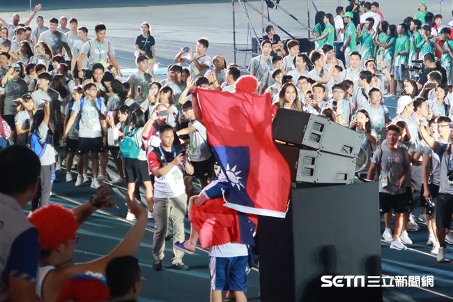 世大運閉幕式，選手揮舞台灣國旗進場 圖／記者王怡翔攝