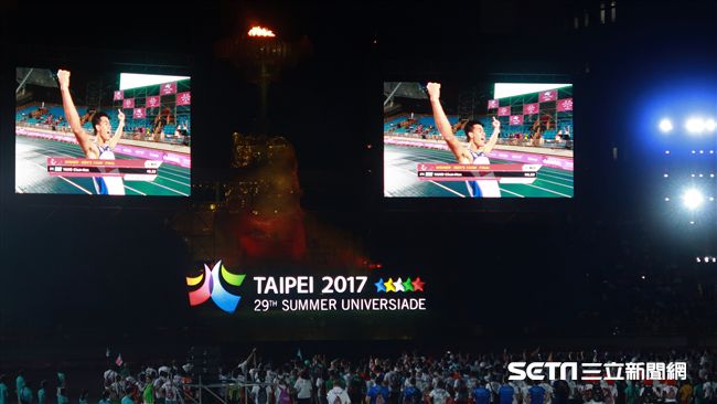 世大運閉幕式，選手揮舞台灣國旗進場 圖／記者王怡翔攝