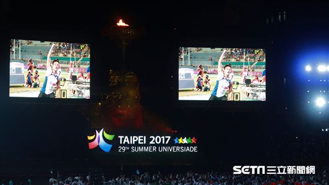 世大運閉幕式，選手揮舞台灣國旗進場 圖／記者王怡翔攝