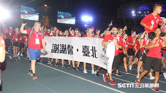 被台灣熱情感動！加拿大急做布條感謝