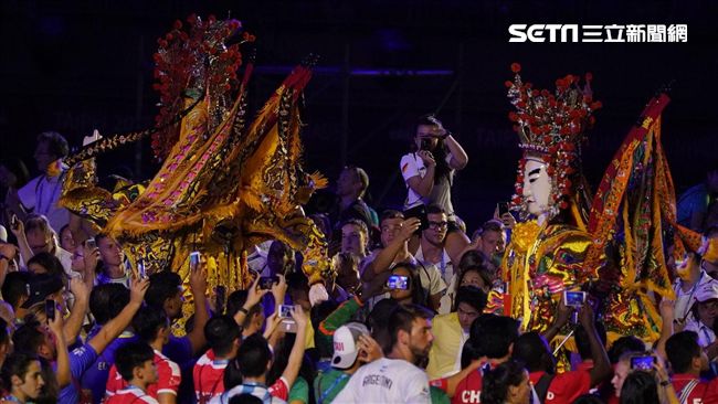 送神熄聖火　神將出陣各國選手搶拍