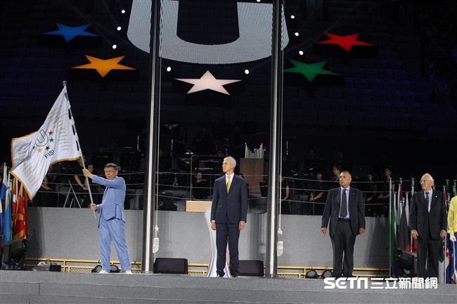 世大運閉幕式，柯文哲交接會旗 圖／記者邱榮吉攝