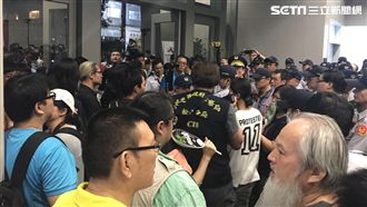 舉旗鬧場遭抬離　台灣國求「放人」