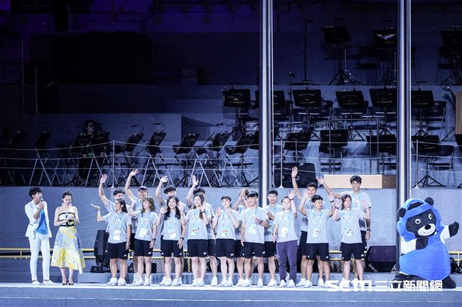 世大運閉幕典禮，中華隊選手上台 圖／記者林敬旻攝