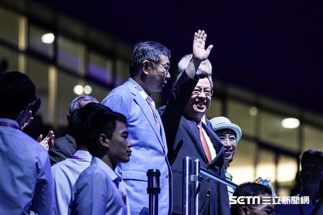 世大運閉幕典禮，副總統陳建仁揮手致意 圖／記者林敬旻攝