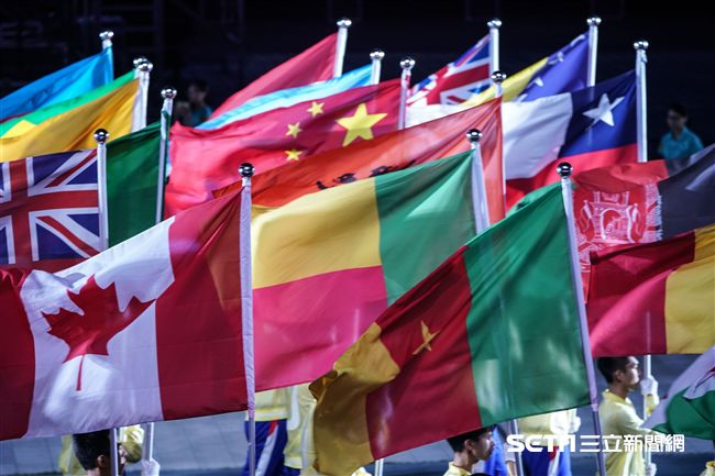 世大運閉幕典禮，選手及國旗入場 圖／記者林敬旻攝